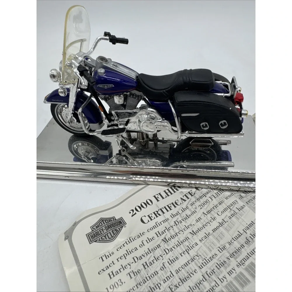 MAISTO HARLEY DAVIDSON‎ FLHRC Road King Classic 1/18  Collectible 2000 Avon